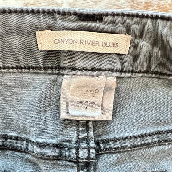 Slimming Canyon River Blues Cargo Jeans - Picture 7 of 7